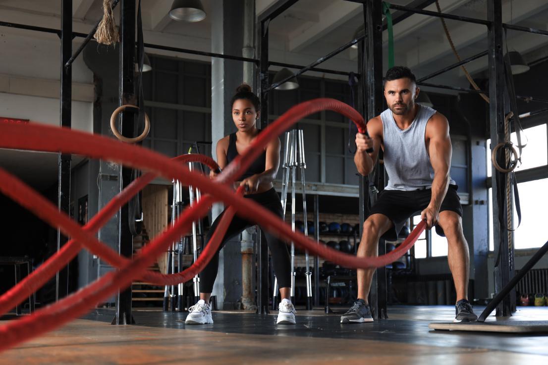 Cours de groupe cardio avec cordes pour le renforcement musculaire, pour hommes et femmes.